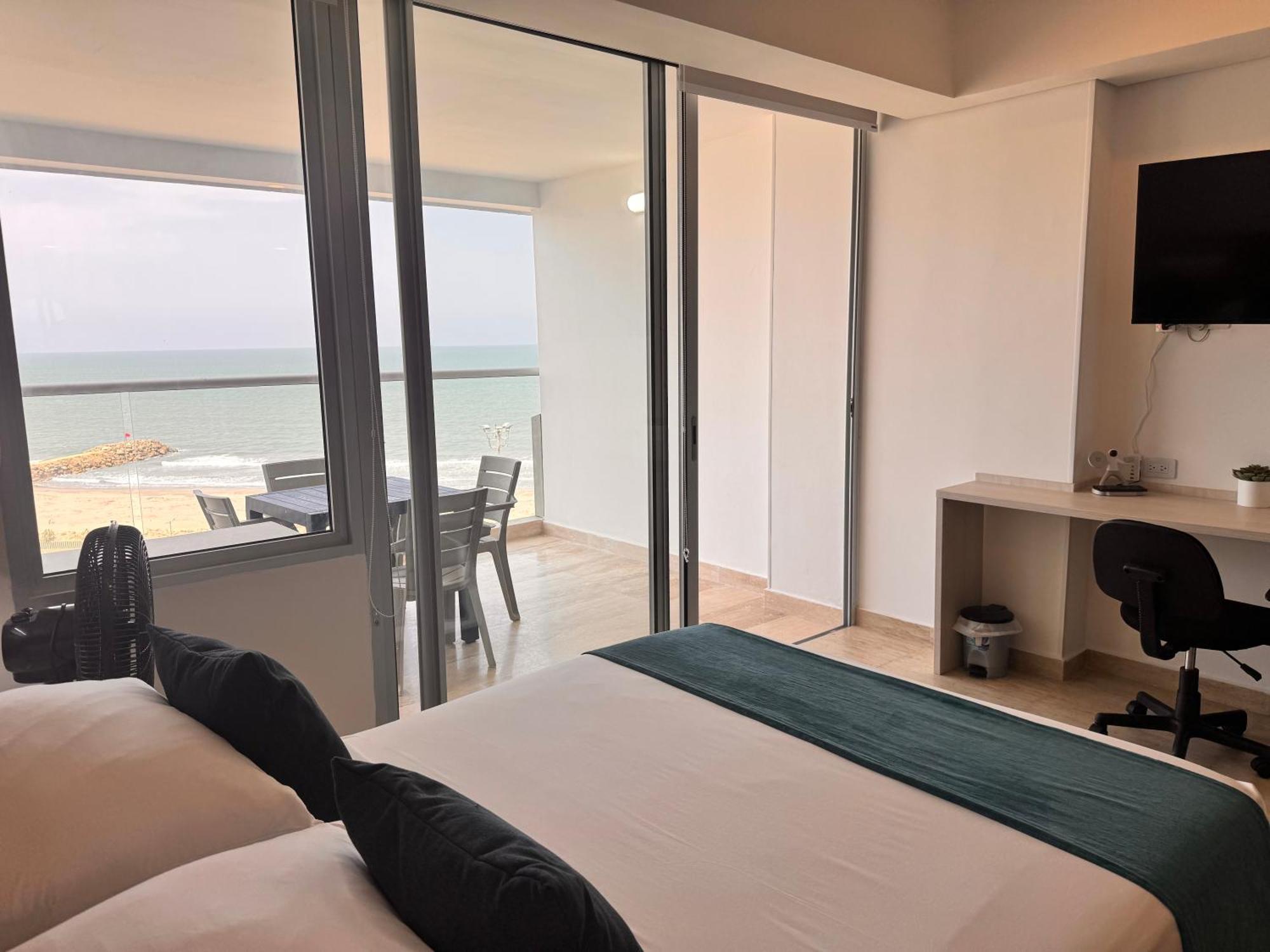 Frente Al Mar Aeropuerto Crespo Apartment *